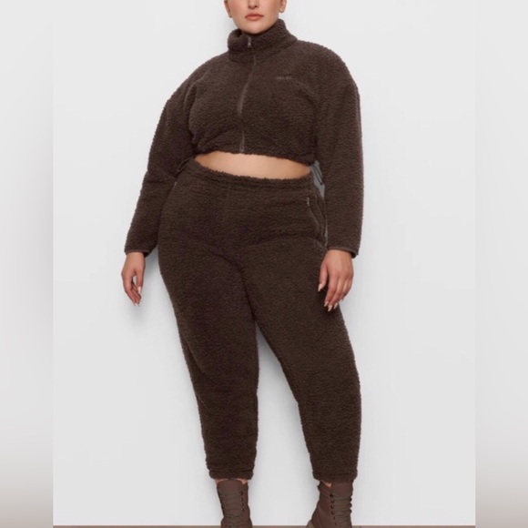 SKIMS Tops - SKIMS Teddy High Pile Fleece Crop Jacket and Joggers Espresso (Set) Size L